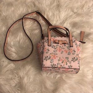 A crossbody bag